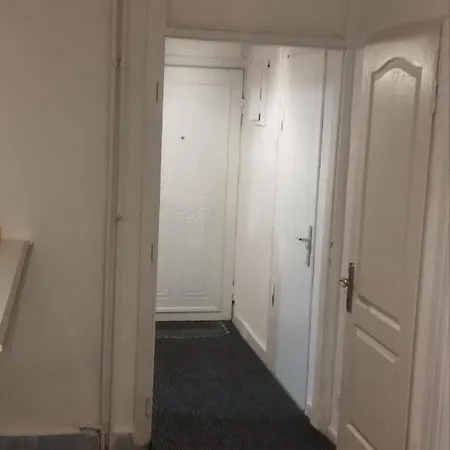 5&20 Hostel