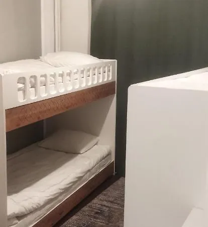5&20 Hostel *